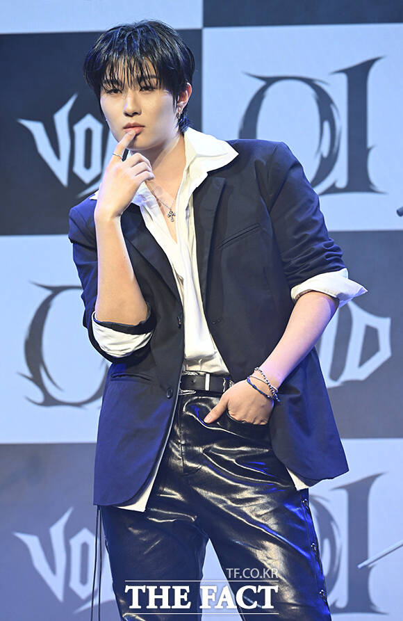 포즈 취하는 그룹 보이드 멤버 정지섭.