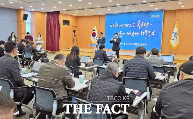 김곤돈 청양군수가 11일 군청 대회의실에서 언론브리핑을 하고 있다. /김형중 기자