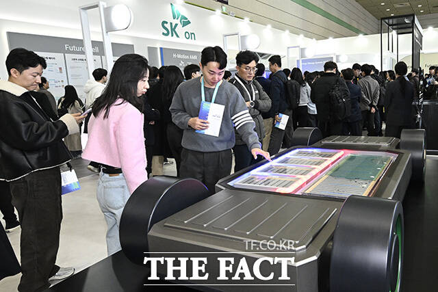 한 방문객이 SK on의 배터리가 사용된 전기차량을 살펴보고 있다.