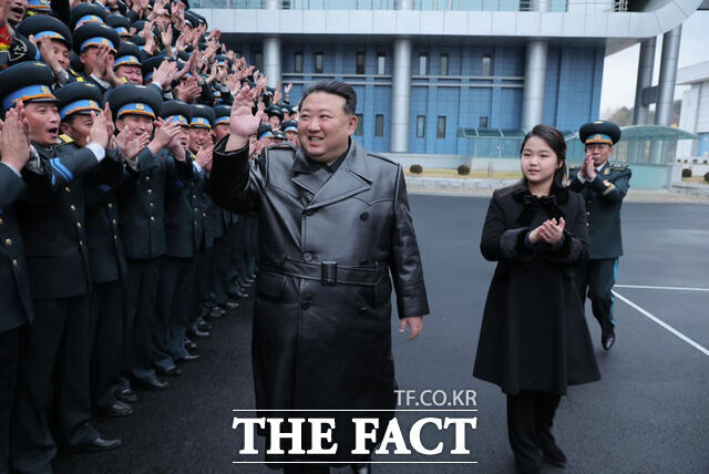김정은 북한 국무위원장이 딸 김주애와 5000톤(t)급 신형 구축함 ‘최현호’의 전략순항미사일 시험발사를 재차 참관했다. 사진은 김 위원장이 주애와 2023년 11월 23일 국가항공우주기술총국을 찾았던 모습. /뉴시스, 조선중앙TV 갈무리