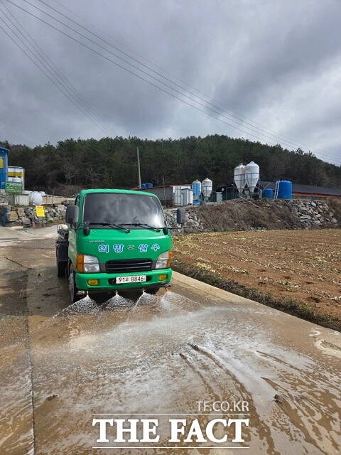 가축전염병 예방을 위해 진도군이 축산농가 인근에서 살수차 소독을 실시하고 있다. /진도군