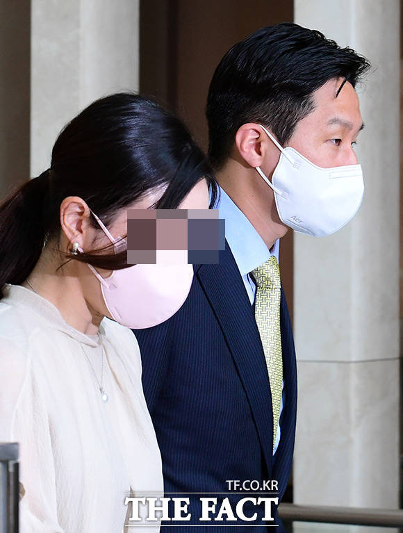 정기선 HD현대 대표이사가 부인과 함께 6일 오후 서울 강남구 테헤란로 인터콘티넨탈 서울 파르나스에서 열린 이웅열 코오롱 그룹 회장의 장남 이규호 코오롱글로벌 자동차부문 부사장의 결혼식에 참석하고 있다. /임영무 기자