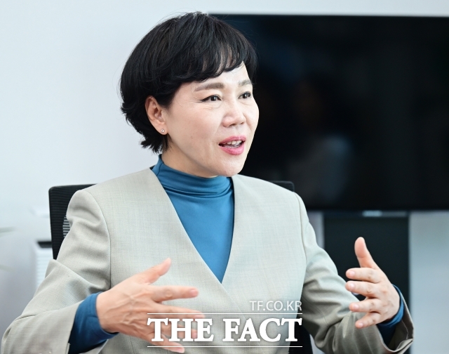 서울시장 출마를 선언한 전현희 더불어민주당 의원은 청년의 시간을 햇빛이나 달빛에 비쳐 반짝이는 잔물결을 뜻하는 윤슬로 표현하며 하루빨리 청년들에게 서울윤슬을 보여주고 싶어했다. 10일 국회 의원회관 의원실에서 <더팩트>와 인터뷰에서 서울의 미래를 설명하는 전 의원. /국회=이새롬 기자