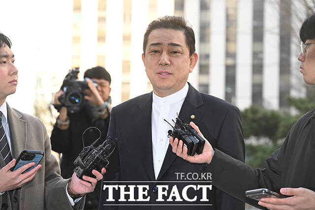 공천헌금과 차남 특혜 편입 및 채용 등 13개 의혹을 받는 김병기 무소속 의원의 3차 경찰 조사가 약 5시간 만에 중단됐다. 사진은 지난달 26일 서울 마포구 서울경찰청 공공범죄수사대에 첫 출석하는 김 의원 모습. /박헌우 기자