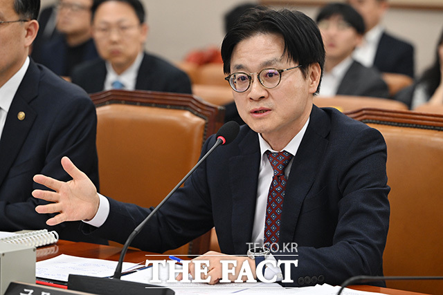 국회 법사위 출석해 의원 질의에 답하는 김정관 산업통상부 장관.