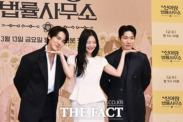 유연석과 이솜, 김경남(왼쪽부터)이 포즈를 취하고 있다.