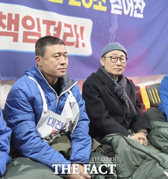 김종천 전 대전시의회 의장(사진 왼쪽)이 11일 대전·충남 통합의 당위성을 알리기 위해 이어온 단식 농성을 마무리하며 대시민 메시지를 발표했다. 사진은 박범계 의원(오른쪽)과 함께 단식투쟁을 진행하는 모습. /김종천 예비후보
