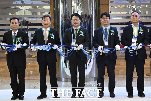 이철규 국회 산업통상자원중소벤처기업위원회(산자위) 위원장과 문신학 산업통상부 제1차관, 엄기천 한국배터리산업협회장(포스코퓨처엠 사장), 김원이 국회 산자위 민주당 간사 등(왼쪽 두 번째부터)이 11일 오전 서울 강남구 코엑스에서 개최된 인터배터리 2026 개막식에서 테이프 커팅을 하고 있다. /송호영 기자