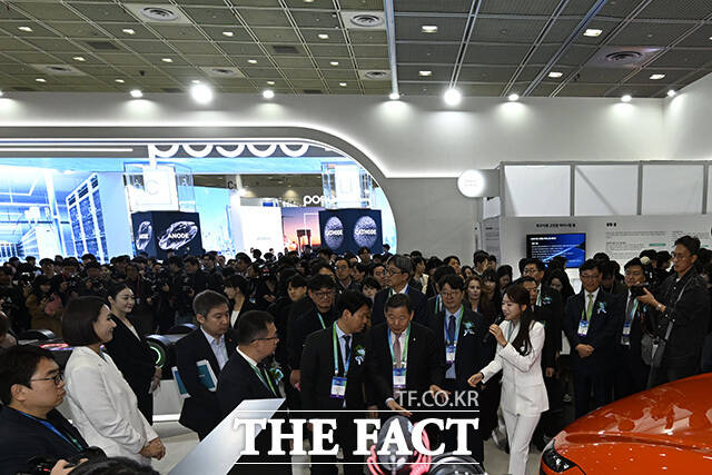 이철규 국회 산업통상자원중소벤처기업위원회(산자위) 위원장과 엄기천 한국배터리산업협회장(포스코퓨처엠 사장) 등이 11일 오전 서울 강남구 코엑스에서 개최된 인터배터리2026에 참석해 SK on 부스를 살펴보고 있다. /송호영 기자