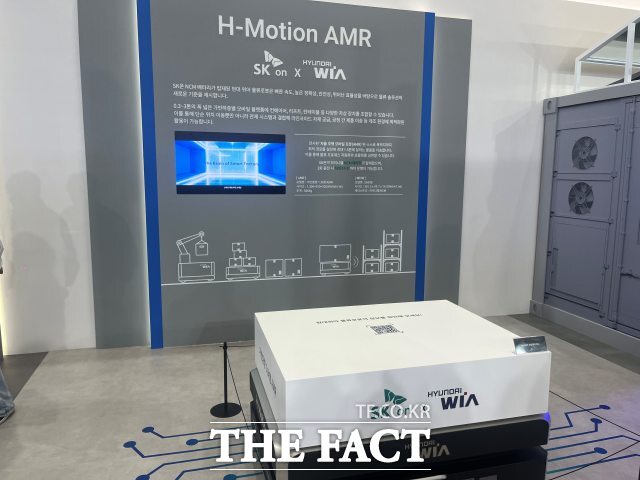 11일부터 사흘간 서울 강남구 코엑스에서 인터배터리 2026이 열리는 가운데 SK온 부스에 SK온 배터리가 탑재된 현대위아 로봇이 전시돼 있다. /최의종 기자