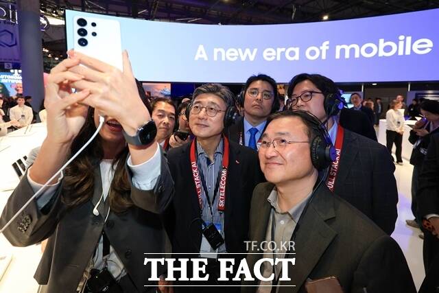 노태문 삼성전자 DX부문장(오른쪽)이 이달 초 스페인 바르셀로나에서 열린 MWC 2026 현장에서 정재헌 SK텔레콤 사장(가운데)과 함께 갤럭시S26 울트라로 사진을 촬영하고 있다. /사진공동취재단