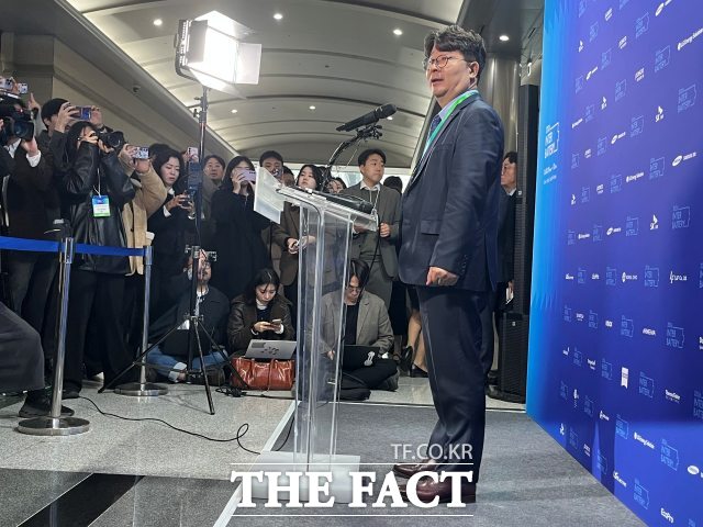 엄기천 한국배터리산업협회 협회장 겸 포스코퓨처엠 대표이사 사장이 11일 오전 서울 강남구 코엑스에서 이날부터 오는 13일까지 열리는 인터배터리 2026 개막을 앞두고 발언하고 있다. /최의종 기자