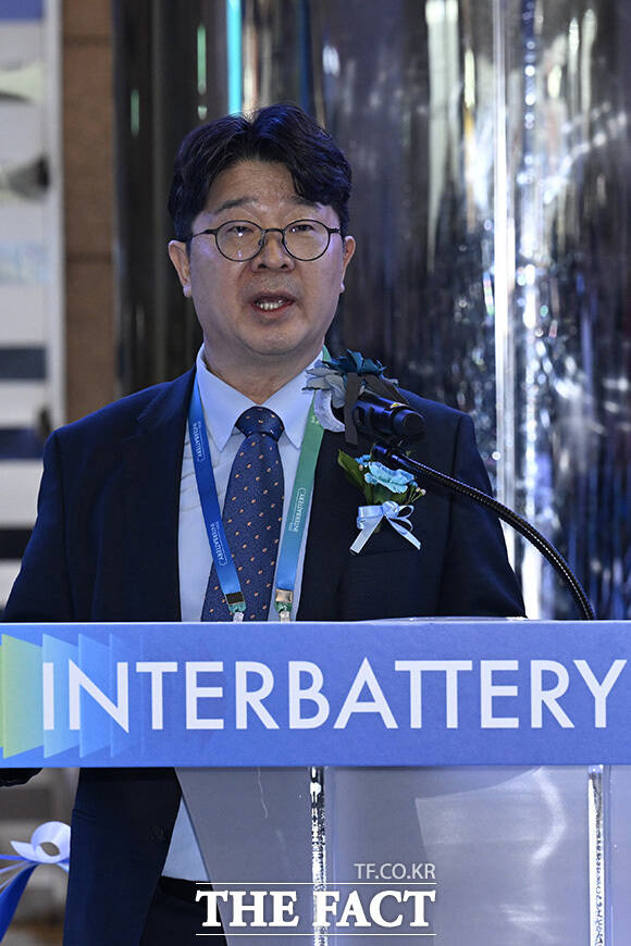 엄기천 한국배터리산업협회장(포스코퓨처엠 사장)이 기념사를 하고 있다.