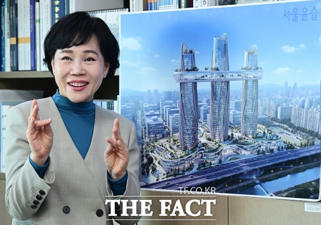 전 의원은 서울윤슬 설계도를 펼쳐 보이며 이미 땅이 확보돼 있어 바로 착공할 수 있다고 말했다. /이새롬 기자