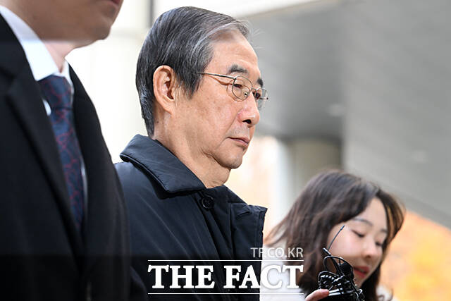 내란 중요임무 종사 등 혐의를 받는 한덕수 전 국무총리가 지난해 11월 서울 서초구 서울중앙지방법원에서 열린 1심 결심 판에 출석하고 있다. /서예원 기자