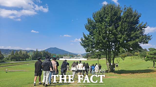익산시 백제왕궁 둘레길을 관람하는 지역 주민들. /익산시