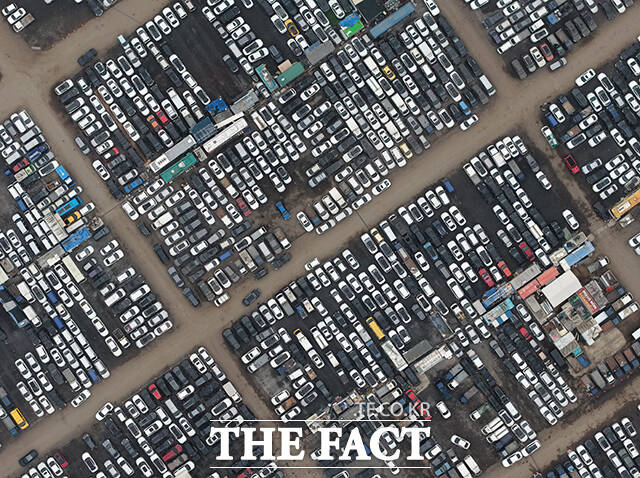 11일 오전 인천 연수구 송도 중고차 수출단지에 수출되지 못한 중고차들이 적체되어 있다. /인천=박상민 기자