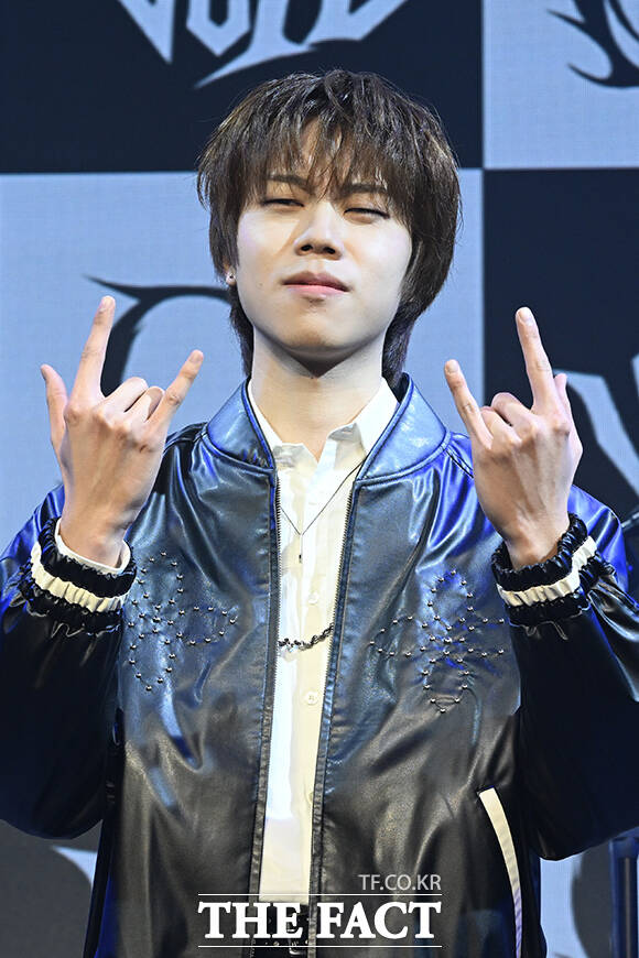 록 스피릿 포즈 취하는 그룹 보이드 멤버 신노스케.