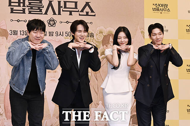 신중훈 감독, 배우 유연석 이솜 김경남(왼쪽부터)이 11일 오후 2시 서울시 양천구 목동 SBS에서 진행된 SBS 새 금토드라마 신이랑 법률사무소의 제작발표회에 참석해 다양한 이야기를 나눴다. /송호영 기자