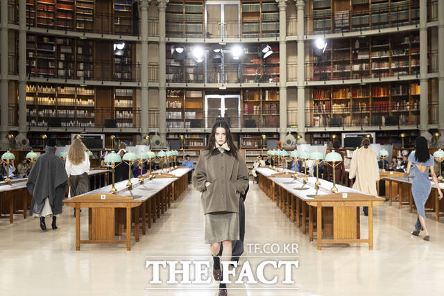 지난 9일(현지시각) 프랑스 리슐리외 국립도서관에서 열린 타임(TIME) 2026 F/W 프레젠테이션에서 모델들이 런웨이를 마치고 피날레 무대를 장식하고 있는 모습. /현대백화점그룹