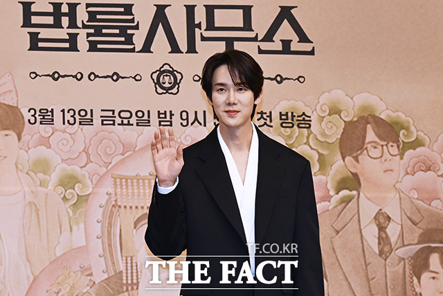 배우 유연석이 11일 오후 서울 양천구 목동 SBS에서 열린 SBS 새 금토드라마 신이랑 법률사무소 제작발표회에 참석해 포즈를 취하고 있다. /송호영 기자