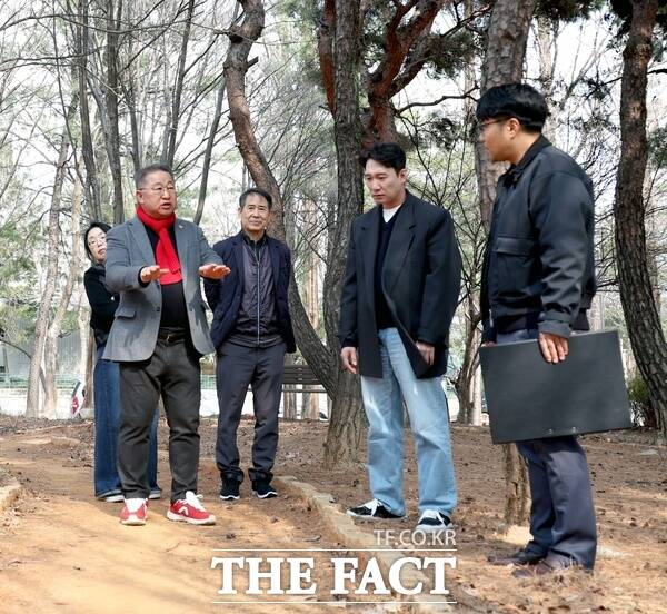 이한영 대전시의회 의원(서구6, 국민의힘, 사진 왼쪽)이 11일 서구 월평동 313번지 일원 은평근린공원 내 황톳길 조성사업 예정지를 직접 방문해 현장점검을 진행했다. /이한영 대전시의원