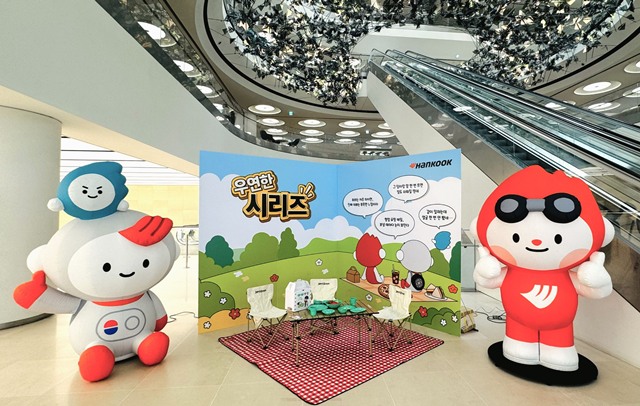 한국앤컴퍼니그룹이 경기도 판교 본사 테크노플렉스 로비에 조성한 임직원 소통 프로그램 우연한 시리즈 팝업 홍보존 전경. /한국앤컴퍼니그룹