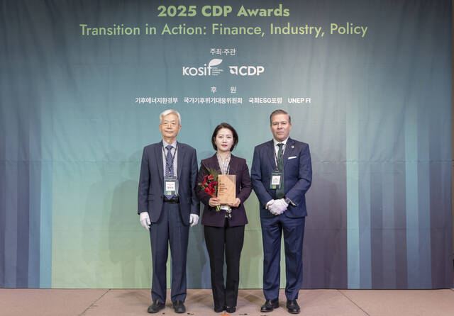 10일 열린 2025 CDP 기후변화 대응·물 경영 우수기업 시상식에서 성유진 코스맥스 지속가능경영실장(가운데)이 섹터우수상을 수상한 뒤 기념촬영을 하고 있다. /코스맥스