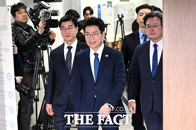 국회 찾아 취재진 만난 정원오 더불어민주당 서울시장 예비후보(가운데).