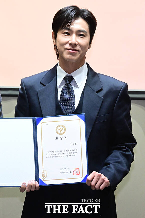 이날 유공납세자로 표창장을 받은 가수 정윤호.