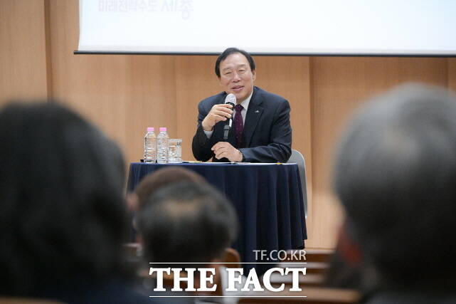 국민의힘이 11일 6·3 지방선거 세종특별자치시 시장 후보로 최민호 현 시장을 결정했다. 사진은 최 시장이 지난 5일 세종시립도서관에서 열린 찾아가는 현장소통을 통해 기간제 사서 80여 명의 의견을 듣고 인삿말을 하고 있는 모습. /세종시