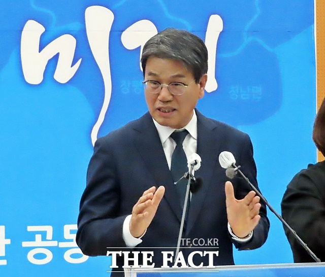 김돈곤 청양군수가 11일 언론 브리핑에서 군정을 설명하고 있다. /김형중 기자