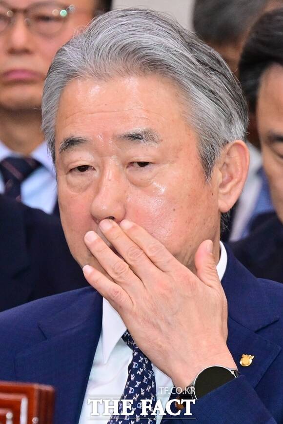 강호동 농협중앙회 회장이 지난해 10월 28일 서울 여의도 국회에서 열린 농림축산식품부 종합감사에 출석해 얼굴을 만지고 있다. /남윤호 기자