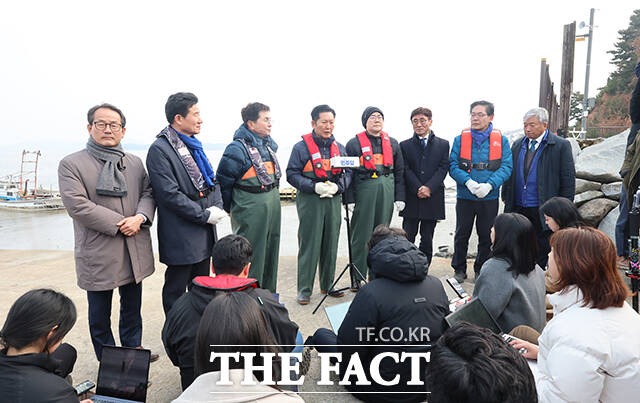 정청래 더불어민주당 대표와 인천시장 후보로 단수 공천된 박찬대 의원이 11일 오후 인천 강화군 서검도 앞바다 조업한계선 근처 괴리어장에서 새우잡이 조업 체험을 마친 뒤 취재진의 질의에 답변을 하고 있다. /강화=배정한 기자