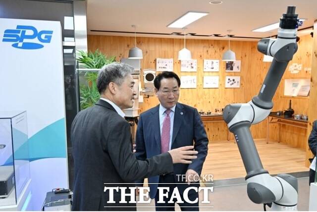 유정복 인천시장(오른쪽)이 11일 연수구 에스피지에서 여영길 대표이사와 생산제품을 살펴보고 있다. /인천시