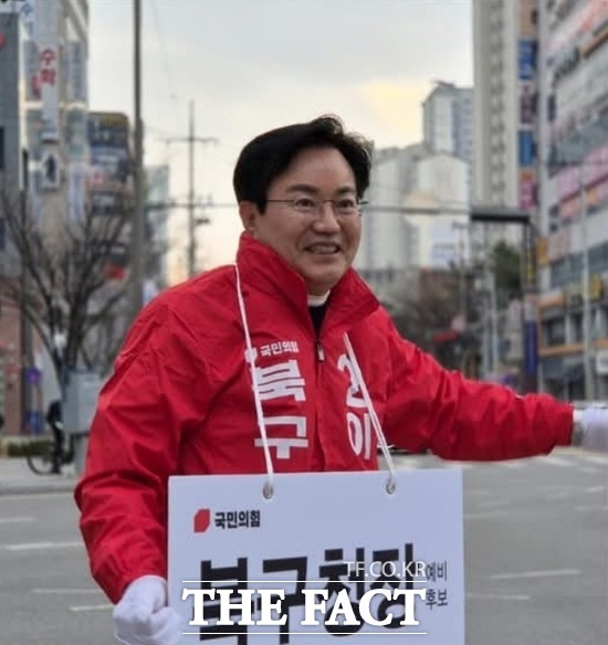 대구시 북구청장에 출마한 이상길 대구상의 상근부의장이 11일 출근길 인사를 하고 있다. /이상길 상근부의장 SNS 갈무리