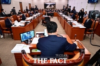  안건 상정하는 어기구 위원장 [포토]