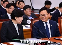  대화하는 송미령 농림부 장관과 김성범 해수부 차관 [포토]