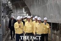  지하저장공동 점검하는 김민석 국무총리 [포토]