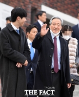  취재진 향해 손 흔드는 정몽준 [TF사진관]