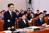  국회 출석해 인사하는 박은식 신임 산림청장 [포토]