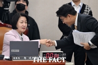  '주진우 대신 보임' 윤상현, 추미애 위원장과 인사 [포토]