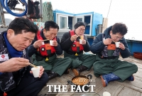  정청래-박찬대, 배 위에서 먹는 라면이 '꿀맛' [TF사진관]