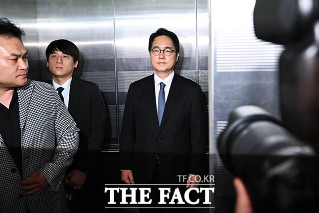 심우정 전 검찰총장이 지난해 9월 30일 오전 서울 서초구 한샘빌딩에 마련된 순직 해병 특검 사무실에 피의자 신분으로 출석하고 있다. /서예원 기자