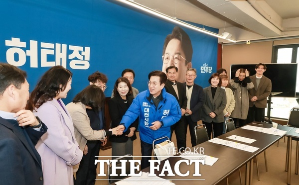 허태정 더불어민주당 대전시장 예비후보가 12일 자신의 선거사무소에서 대전 지역 청소년 시설 및 협회장 20여 명과 만나 청소년 정책과 관련한 핵심 과제를 논의했다. /허태정 예비후보