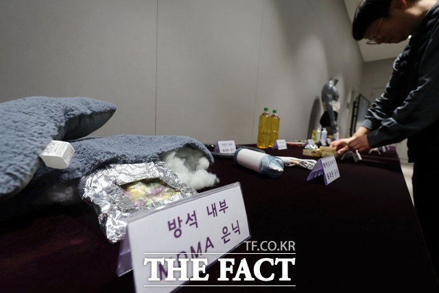 국무조정실과 관세청은 12일 인천국제공항 특송물류센터와 국제우편물류센터를 방문해 마약류 검사현장을 점검하고, 마약류 해외 밀반입 차단 방안에 대해 논의했다. 사진은 지난해 12월 5일 서울 강남구 서울세관에서 열린 마약단속 국제공조 추진현황 및 관세청 마약단속 종합대책 브리핑에 앞서 관계자가 은닉 도구 샘플을 정리하는 모습. /뉴시스