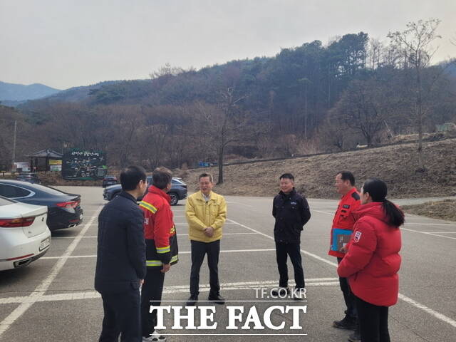 김범수 아산시 부시장이 11일 송악면을 방문해 산불방지 추진 현장을 점검하고 있다. /아산시