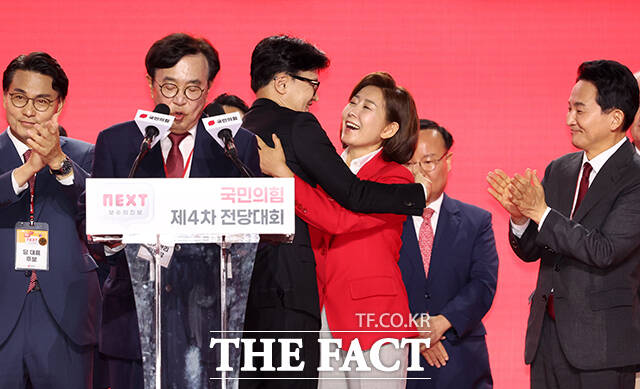 나경원 국민의힘 의원이 한동훈 전 대표를 비판하자, 한 전 대표는 허위사실이라며 사과를 요구했다. 사진은 한동훈(왼쪽 세 번째) 국민의힘 전 대표가 2024년7월23일 경기 고양 킨텍스에서 열린 제4차 국민의힘 전당대회에서 선출 직후 나경원 의원과 포옹하고 있는 모습. /배정한 기자