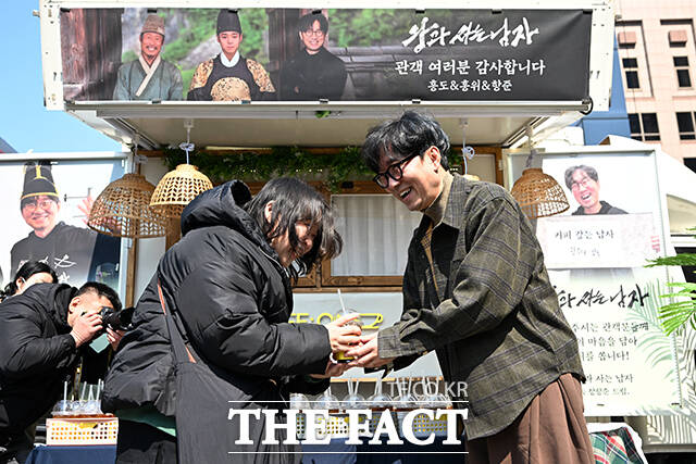 영화 ‘왕과 사는 남자’가 누적 관객수 1200만 명을 돌파한 12일 오후 서울 중구 서울신문사 광장에서 장항준 감독(오른쪽)이 시민들에게 커피를 나눠주며 감사 인사를 전하고 있다. /서예원 기자