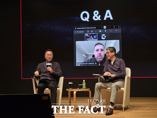 12일 경기도 성남시 판교R&D센터에서 열린 2026 엔씨 경영전략 간담회에서 박병무 공동대표(왼쪽)와 아넬 체만 모바일 캐주얼 센터장(화면), 홍원준 최고재무책임자가 취재진 질의에 답하고 있다. /판교=우지수 기자